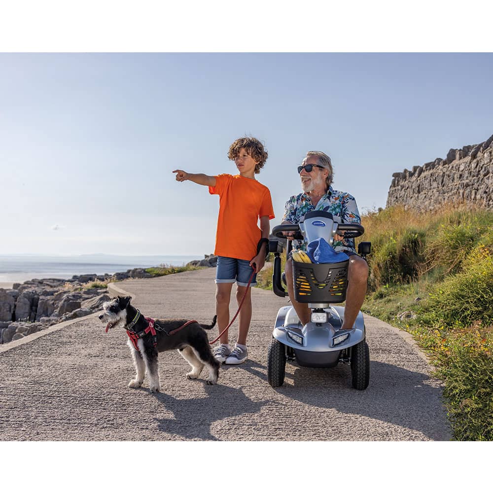 Invacare Scooter Leo mit Model in der Natur